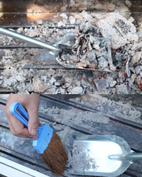 炭スコップとほうき